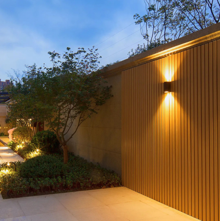 Dèn-gắn-tường-ngoài-trời-bán-nguyệt-768x772-1