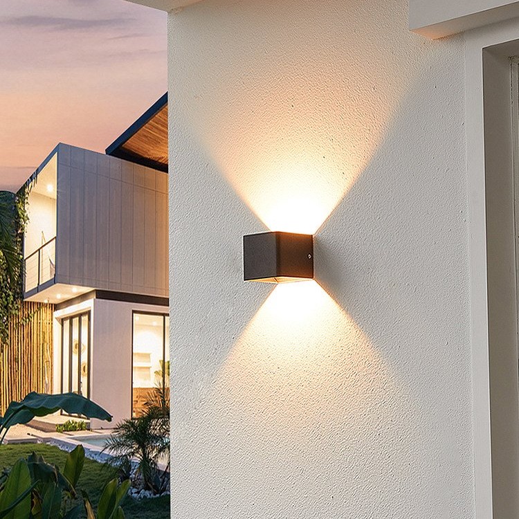Đèn gắn tường ngoài trời hình vuông được lắp cho không gian ngoại thất Đèn gắn tường ngoài trời hình vuông được lắp cho không gian ngoại thất