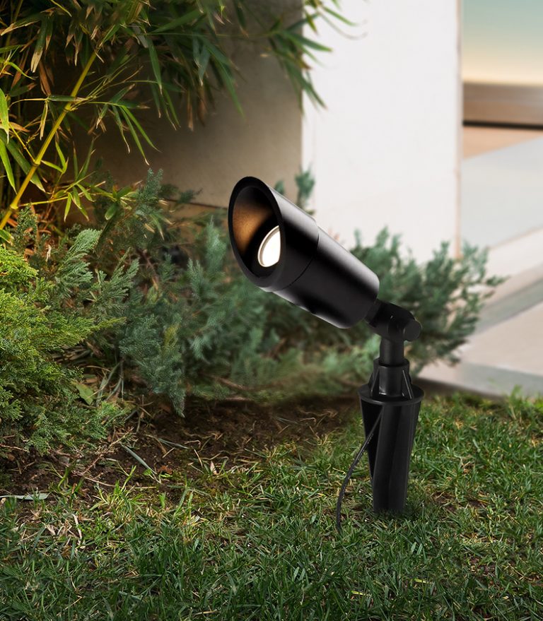 Su-dung-den-cam-co-san-vuon-768x879-1