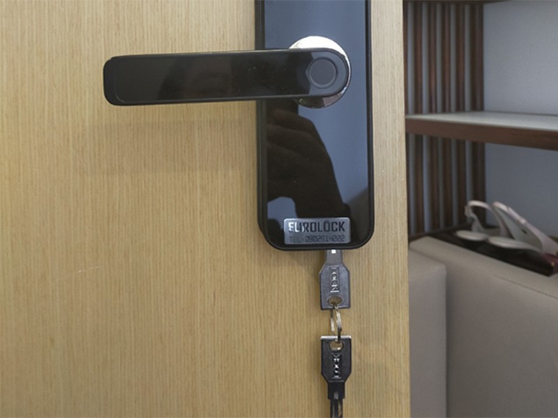 Cách mở khoá cửa thông minh bằng chìa khoá cơ