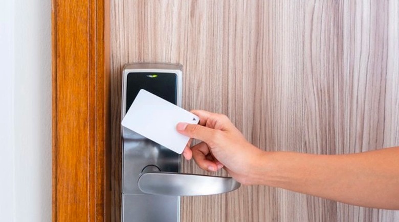 Cách mở khoá cửa thông minh bằng thẻ từ