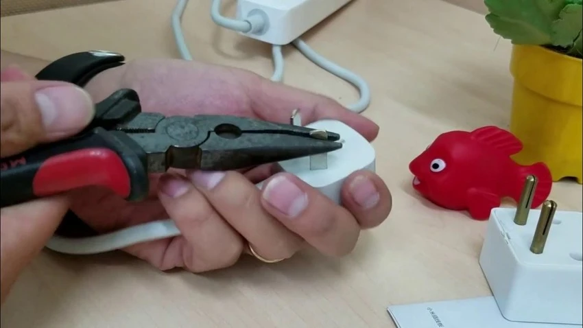 Bẻ phích cắm 3 chấu thành 2 chấu