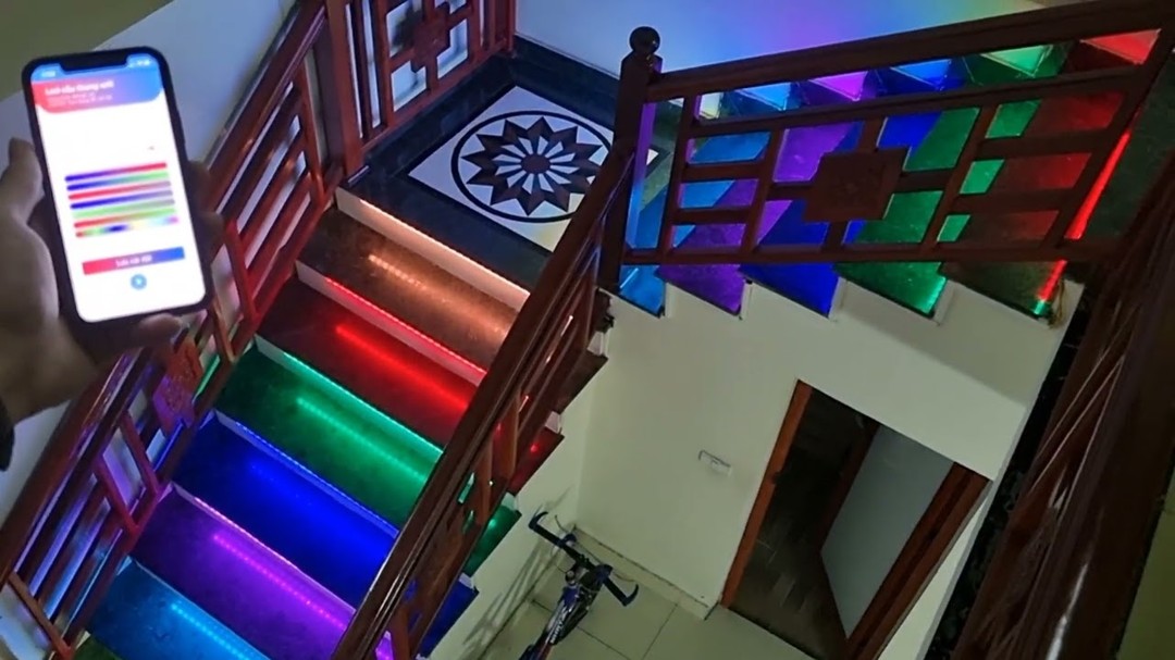 Bộ điều khiển đèn LED cầu thang cài đặt qua Wifi
