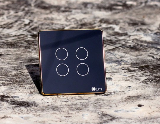Công tắc thông minh Lumi sử dụng công nghệ cảm ứng điện dung với thiết kế bo viền mạ vàng tinh tế, sang trọng