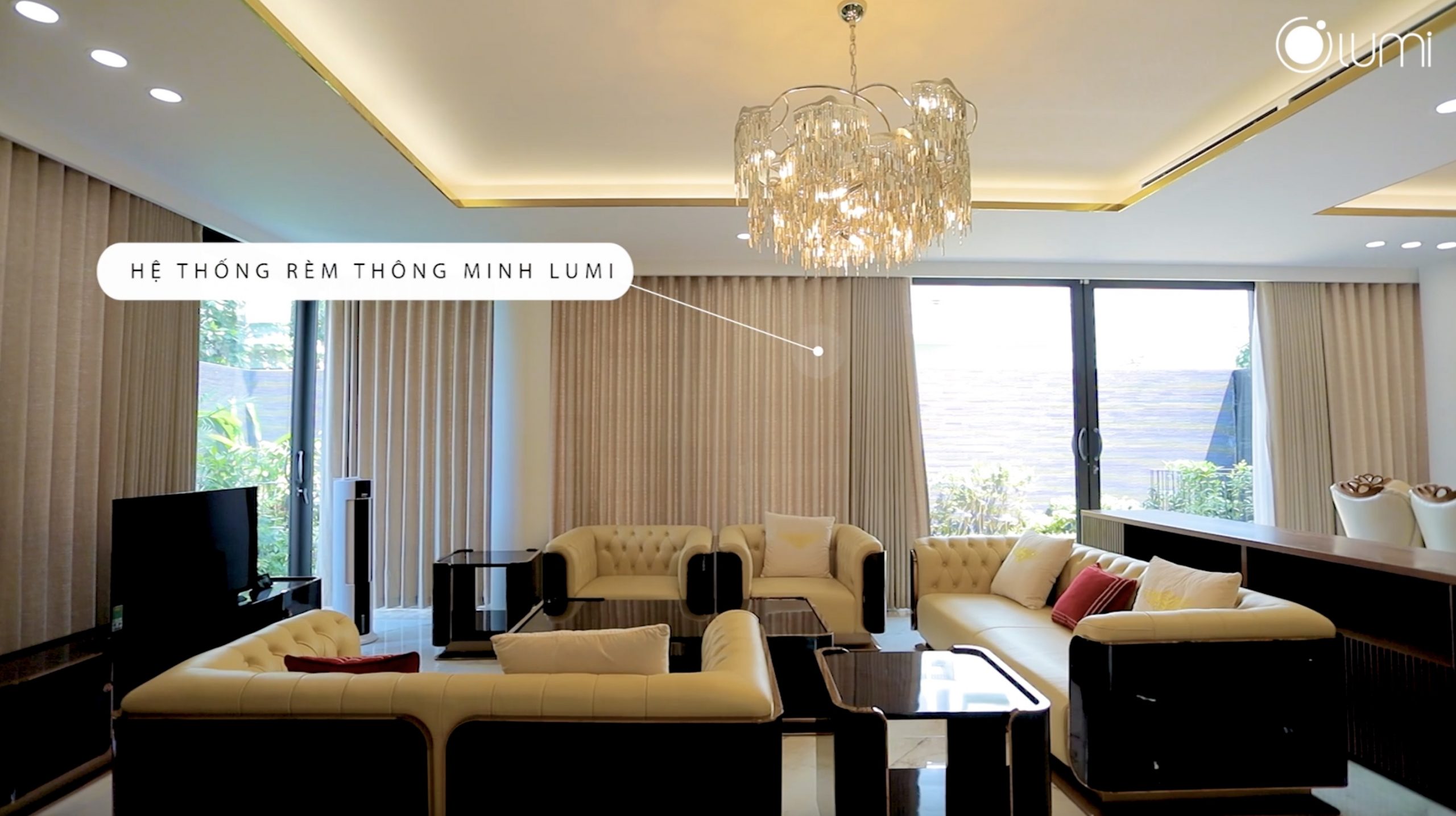 Thiết kế phòng khách mở rộng, hài hòa với không gian sân vườn nhờ rèm trong kính