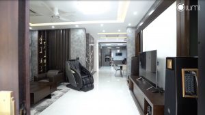 Tông màu lạnh kết hợp cùng tường trắng, đá xám ốp tường trong không gian phòng khách và phòng bếp