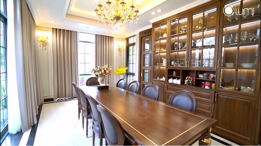 Phòng khách với tông màu gỗ trầm được trang bị hệ thống rèm thông minh