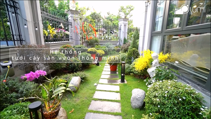 Khu vực lối đi rực rỡ sắc màu được chăm sóc bởi hệ thống tưới cây thông minh