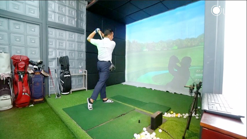 Sân golf ảo trên tầng thượng với điều hòa hẹn giờ bật sẵn