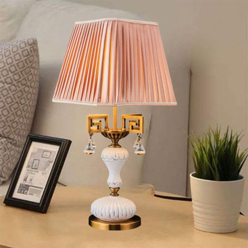 Đèn bàn chiếu sáng trong nhà